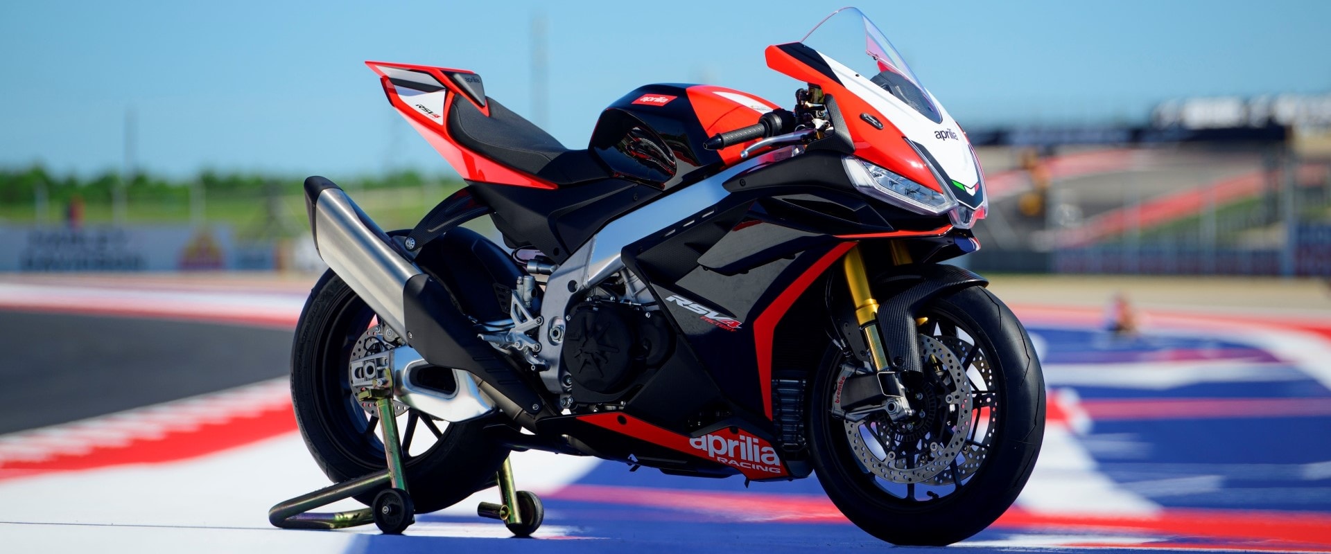APRILIA RSV4 FACTORY AND TUONO V4 FACTORY SE 09 SBK Aprilia USA