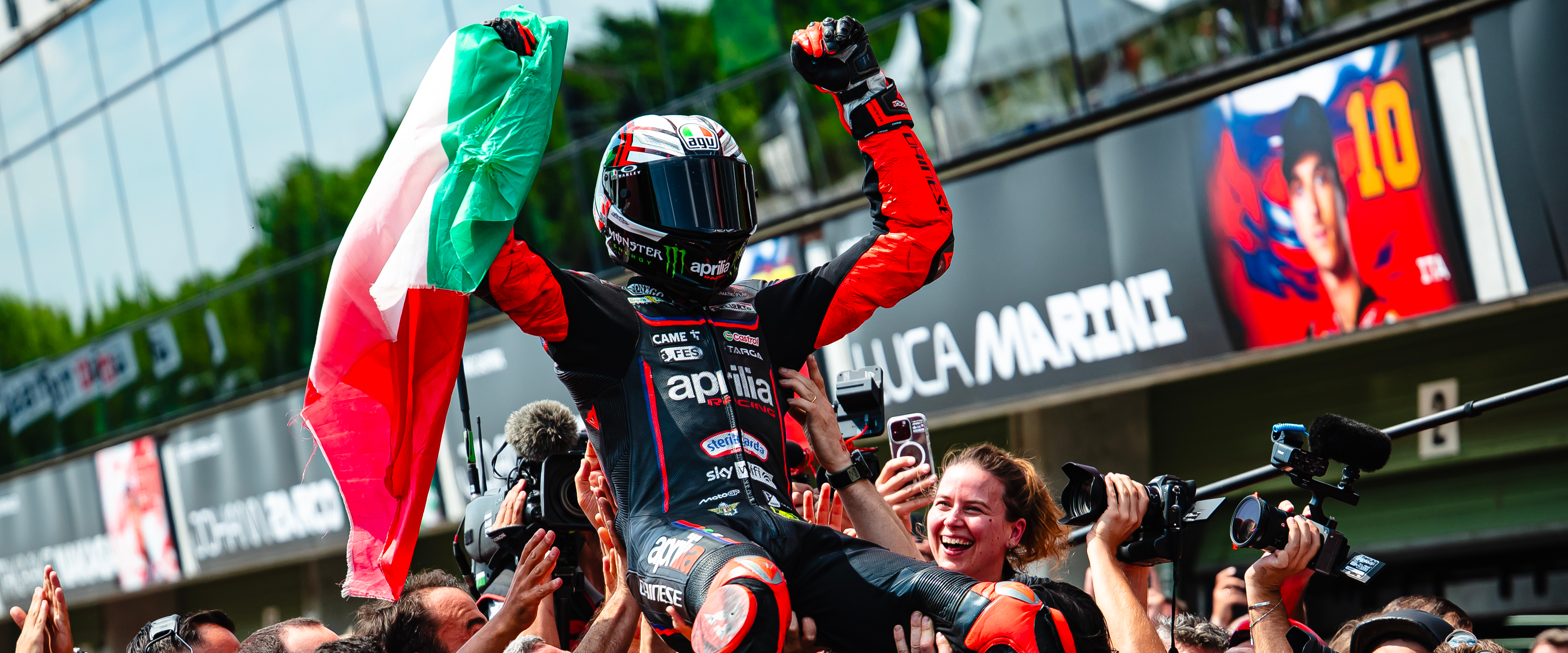 Brno 레이스에서 Aprilia Racing 및 Marco Semzecchi를위한 연단 • 총 오토바이